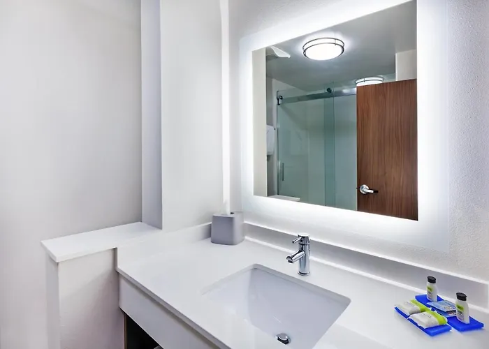 Express & South - Woodland Hills By Ihg Hotel Tulsa