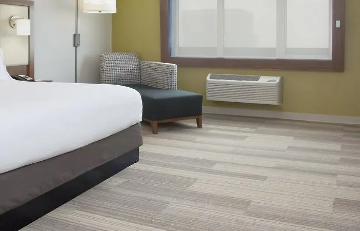 Express & South - Woodland Hills By Ihg 3*