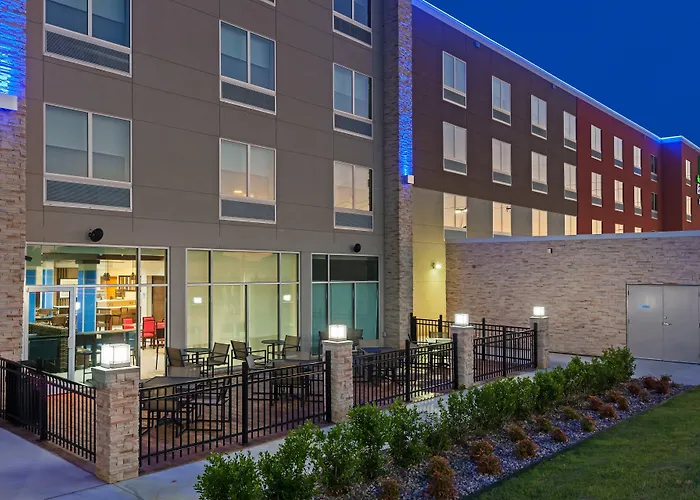 Express & South - Woodland Hills By Ihg