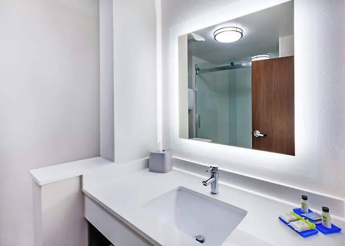 Express & South - Woodland Hills By Ihg 3*